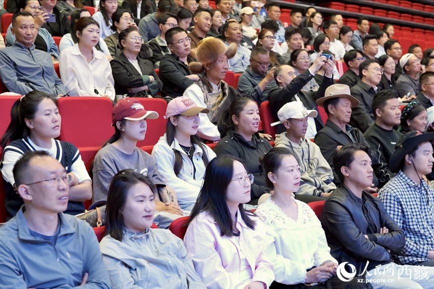 300余名干部職工、群眾代表在現(xiàn)場聆聽講座。人民網(wǎng)記者 次仁羅布攝