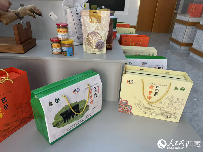 茹巨藏香豬禮盒。羅雨欣攝