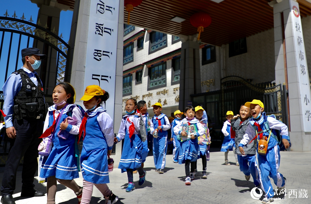 拉薩市第一小學(xué)的學(xué)生們放學(xué)后歡快地走出校門。人民網(wǎng)記者 次仁羅布攝