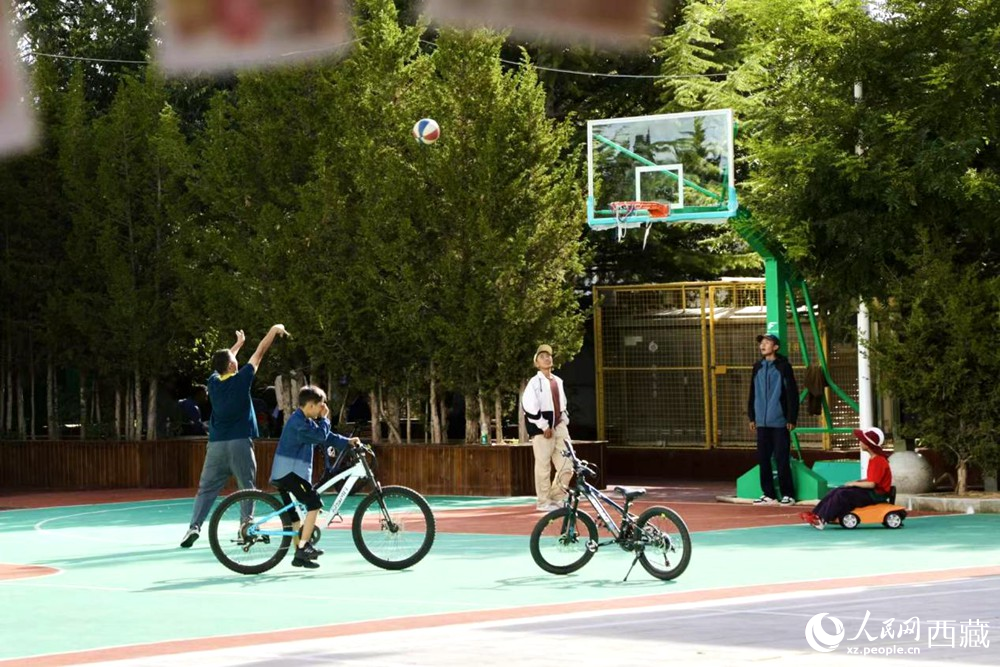 孩子們?cè)谏鐓^(qū)享受運(yùn)動(dòng)時(shí)光。人民網(wǎng)記者 次仁羅布攝