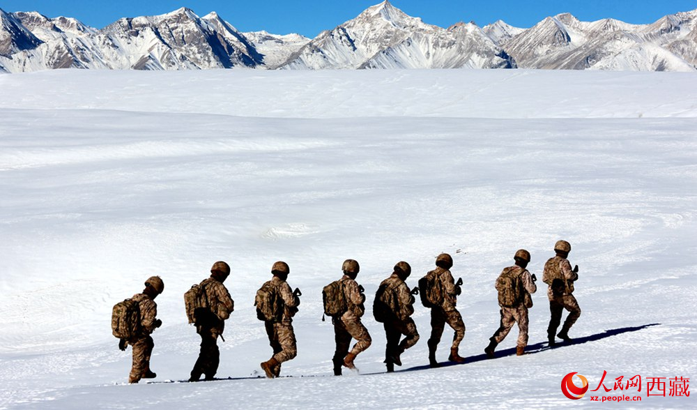 官兵在巡邏。人民日?qǐng)?bào)記者 瓊達(dá)卓嘎攝