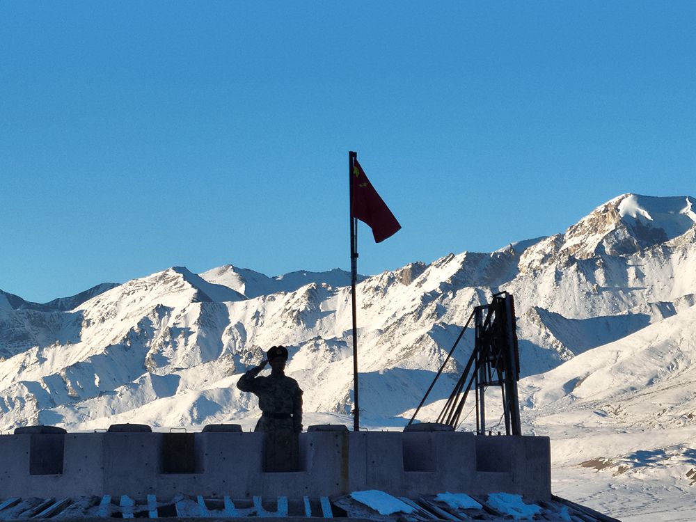 五星紅旗在哨所飄揚(yáng)。人民日?qǐng)?bào)記者 瓊達(dá)卓嘎攝