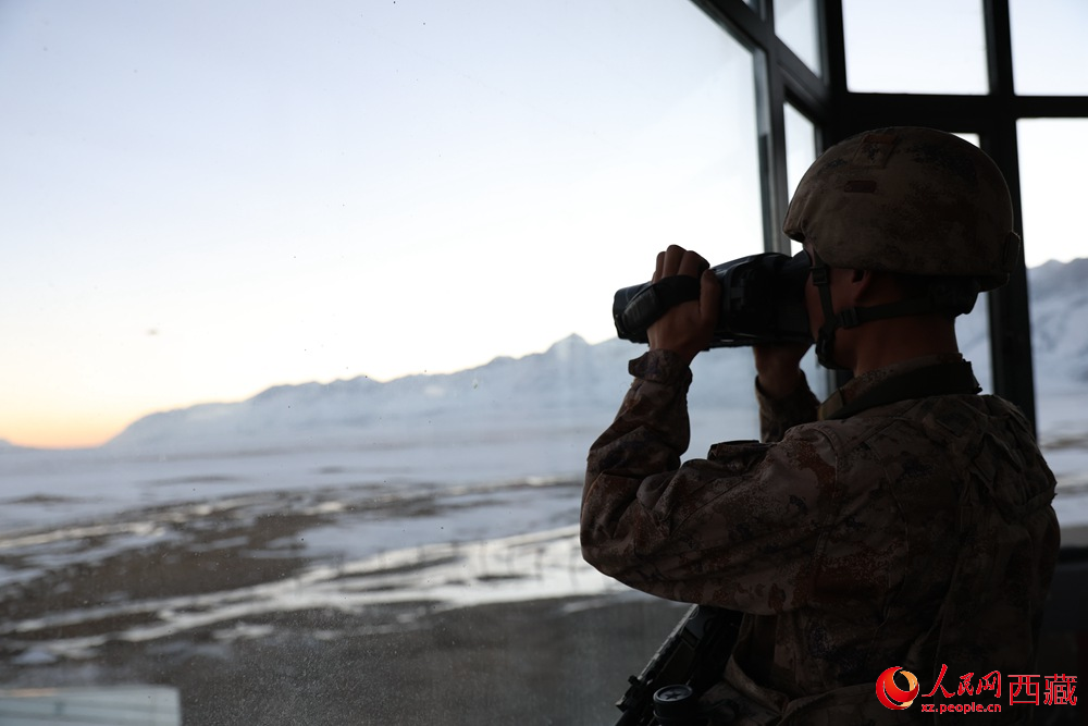 官兵在觀察哨所周邊情況。人民日?qǐng)?bào)記者 瓊達(dá)卓嘎攝