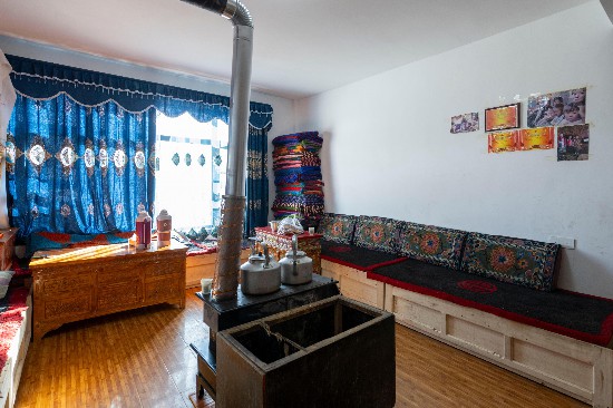 次仁普尺新家的客廳。人民網(wǎng)記者 翁奇羽攝