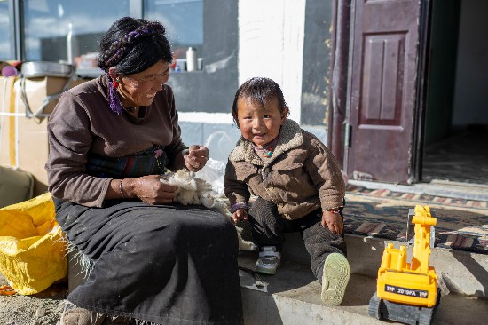 次仁普尺的媽媽在院子里做家務(wù)。人民網(wǎng)記者 翁奇羽攝