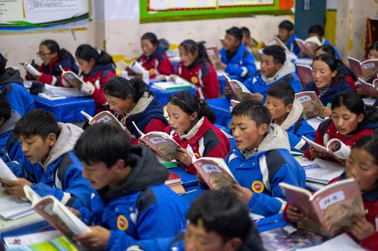 央金和同學(xué)們?cè)诮淌抑猩险n。人民網(wǎng)記者 翁奇羽攝