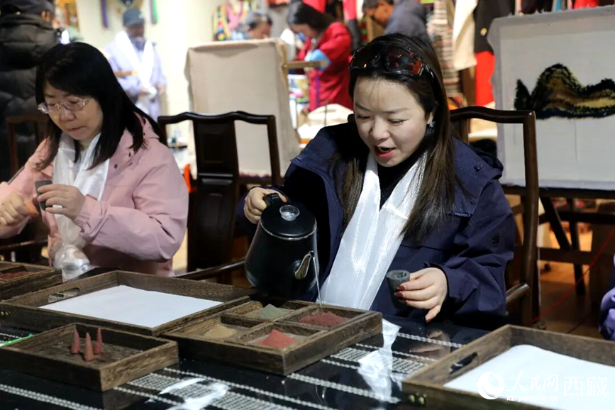 游客在“雅礱里”文化藝術(shù)街區(qū)非遺展館體驗制作藏香。在工作人員的指導(dǎo)下，游客親手揉搓香泥、壓制成型，感受藏族傳統(tǒng)非遺技藝的魅力。人民網(wǎng)記者 吳雨仁攝