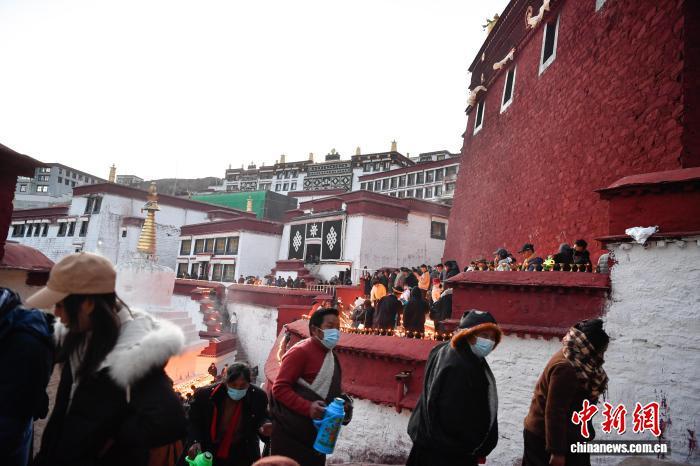 西藏甘丹寺舉行燃燈日活動(dòng)