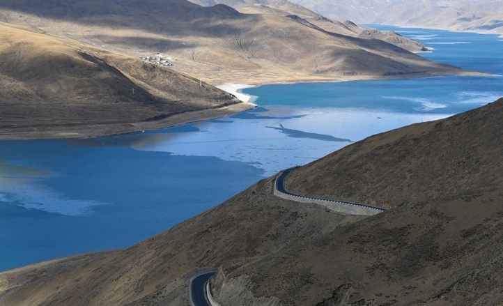 圖為翻越崗巴拉山口后看到的羊卓雍錯(cuò) 攝影:王媛媛.jpg