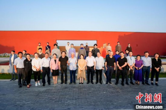 近40套藏式針織系列時裝亮相2022北京時裝周?！”本r裝周供圖