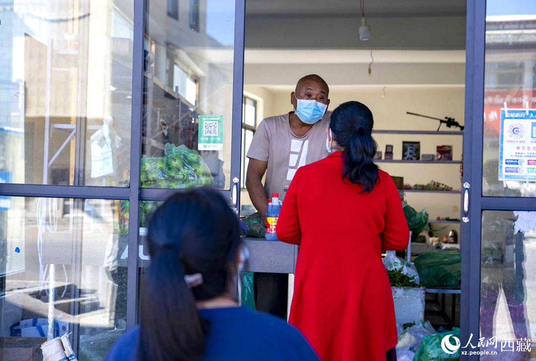 市民們有序排隊(duì)購(gòu)買早餐。人民網(wǎng) 次仁羅布攝