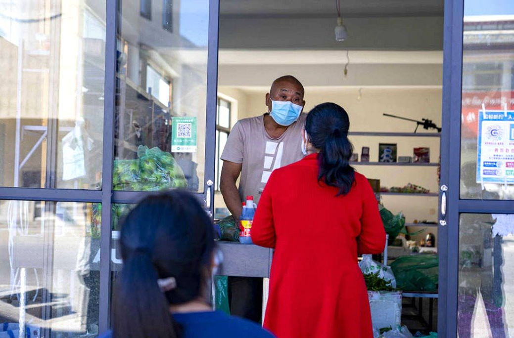 市民們有序排隊購買早餐。人民網(wǎng) 次仁羅布攝