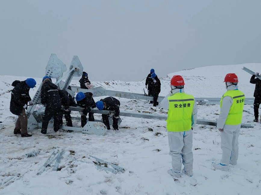 9月13日，電力施工人員正在對改造工器具進(jìn)行清點(diǎn)和組裝。秦鐘攝