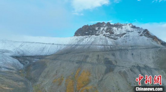 圖為邊壩縣降雪時夏貢拉山段路況?！∵厜慰h融媒體中心供圖