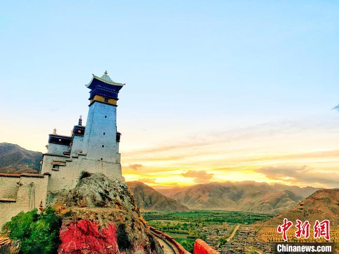 圖為西藏第一座宮殿——山南雍布拉康?！埼?攝