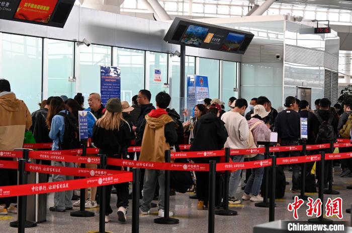 圖為“五一”期間，拉薩貢嘎機場旅客密集出行?！≡黝D珠 攝