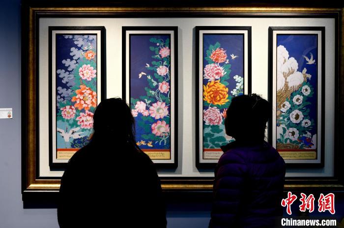 圖為5月16日，觀眾正在欣賞展覽中的新創(chuàng)唐卡作品?！±盍?攝