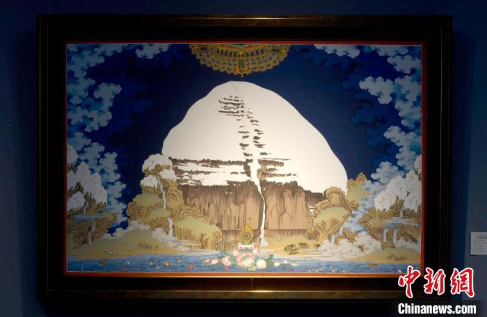 圖為5月16日，展覽中新創(chuàng)唐卡作品《岡底斯山》。　李林 攝