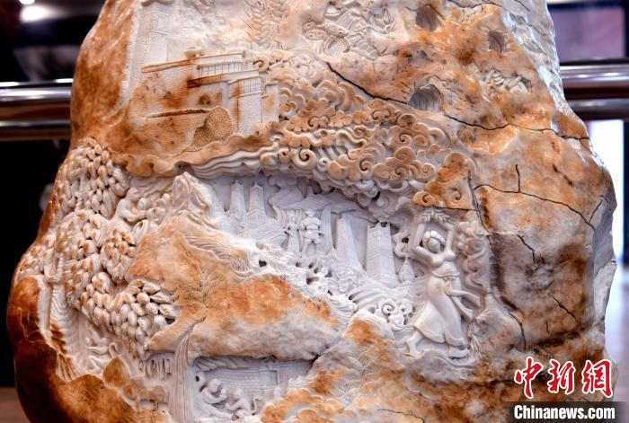 圖為5月16日，展覽中的漢白玉雕作品《猴子變?nèi)恕??！±盍?攝