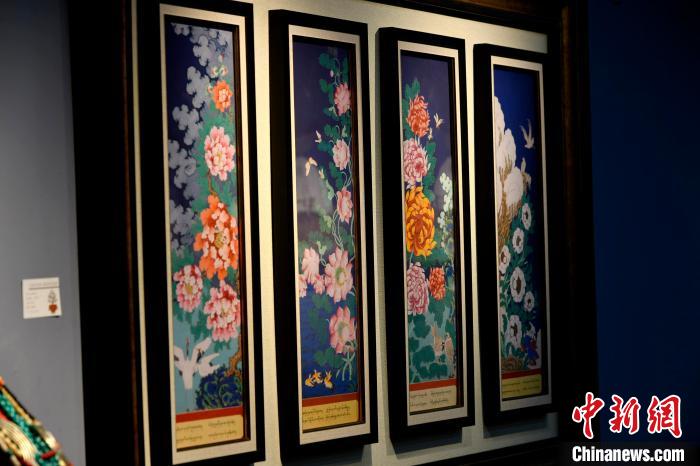 圖為5月16日，展覽中新創(chuàng)唐卡作品《四季花》?！±盍?攝