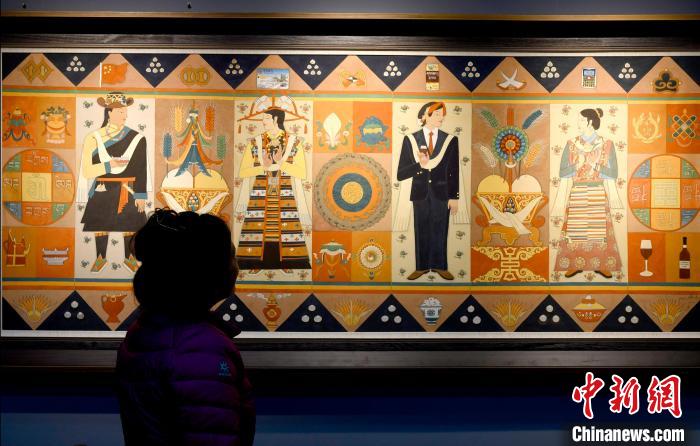 圖為5月16日，觀眾正在欣賞展覽中的新創(chuàng)唐卡作品。　李林 攝