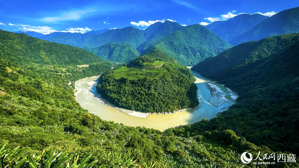 風(fēng)景秀麗、植被繁茂的西藏林芝市墨脫縣果果塘大拐彎。人民網(wǎng)記者 次仁羅布攝