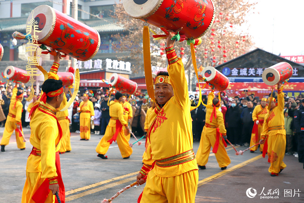 2025年1月29日，蘭州太平鼓、舞獅、軍儺、秦腔等精彩的蘭州市經(jīng)典非物質(zhì)文化遺產(chǎn)代表性項(xiàng)目在金城關(guān)黃河文化旅游街區(qū)廣場集中亮相。人民網(wǎng)記者 焦隆攝