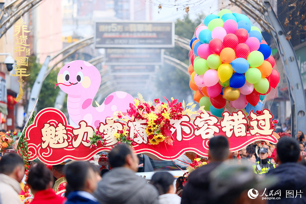 2025年1月29日，大年初一，云南省曲靖市麒麟?yún)^(qū)舉行“千人舞麒麟”活動(dòng)，耍龍舞獅過大年，現(xiàn)場人山人海，熱鬧非凡。人民網(wǎng) 莊志斌攝