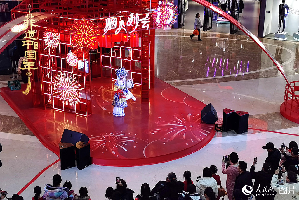 2025年1月29日，大年初一，吉林省京劇團(tuán)亮相長春“煙火妙會(huì)”，演員們用的精湛技藝，為市民呈上一場韻味悠長的視聽盛宴，一招一式盡顯京劇魅力?，F(xiàn)場還進(jìn)行了京劇知識(shí)科普，讓傳統(tǒng)文化在互動(dòng)中 “活” 起來，為新春佳節(jié)增添了一抹濃厚的文化底色 。人民網(wǎng)記者 王帝元攝