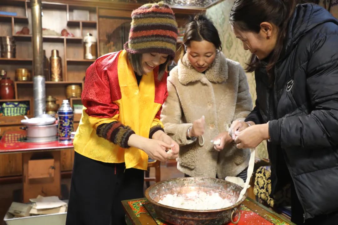 游客體驗(yàn)制作“古突”。巴桑卓嘎攝