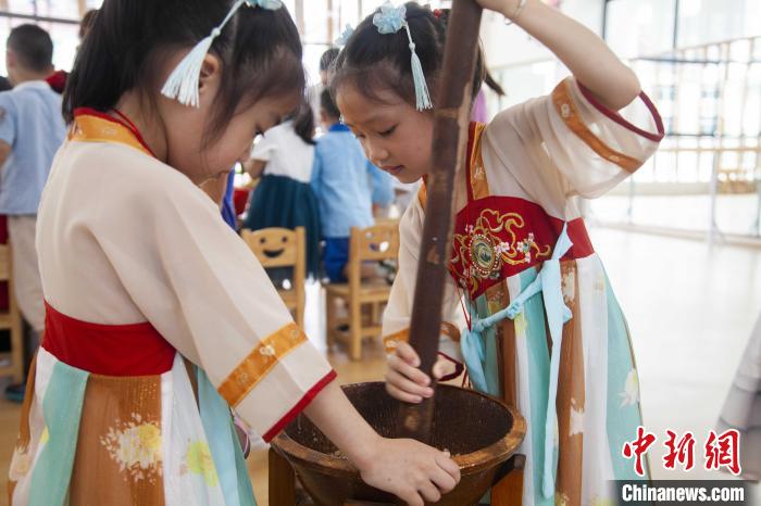 圖為小朋友們參加“將樂擂茶”制作?！《^生 攝