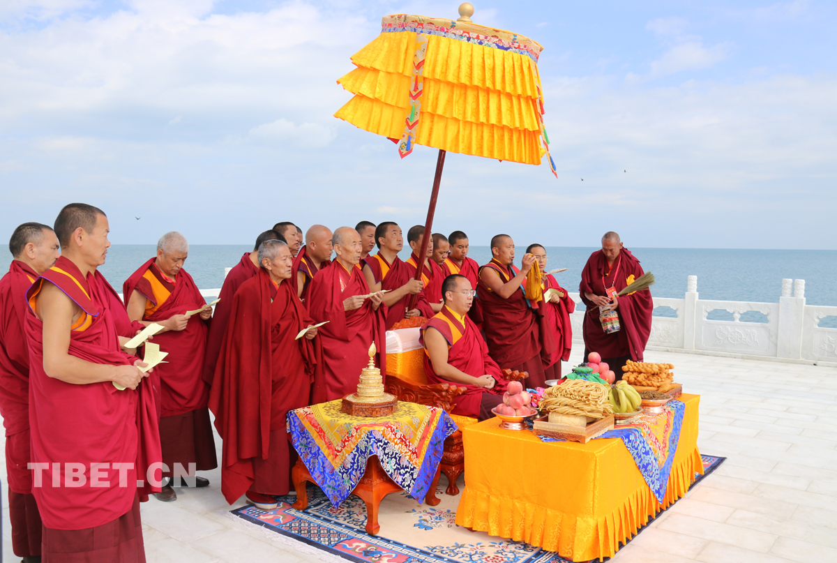 班禪大師在青海湖邊的祭湖臺前誦經(jīng)祈禱。攝影： 噶哇扎西.jpg