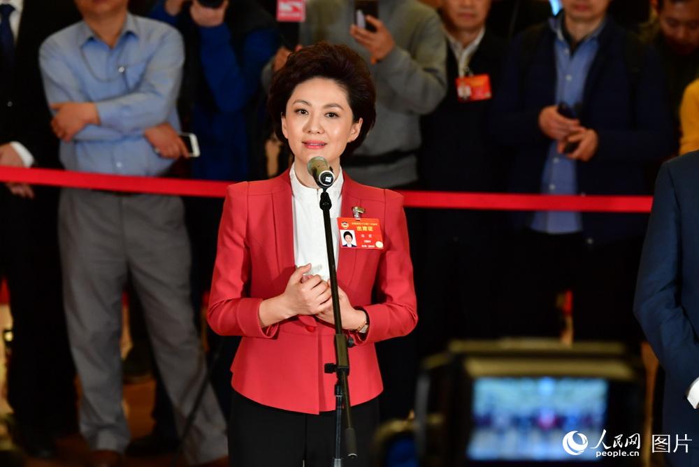 全國(guó)政協(xié)委員、中央廣播電視總臺(tái)央視新聞主播海霞接受記者采訪。