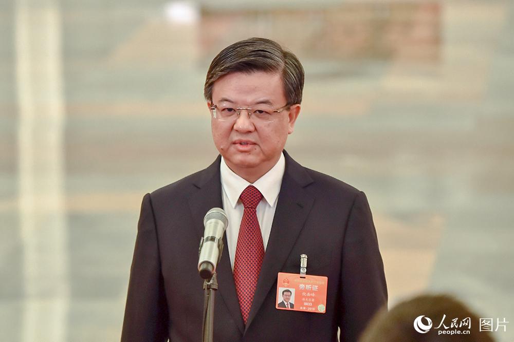 海關(guān)總署署長倪岳峰回答記者提問。