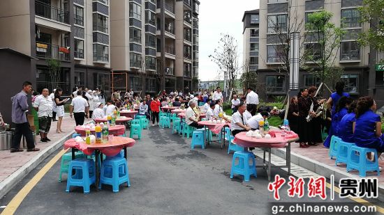 烏當(dāng)區(qū)“感黨恩聽黨話跟黨走”暨易地扶貧搬遷“共筑行動(dòng)”啟動(dòng)儀式長桌宴布置現(xiàn)場。