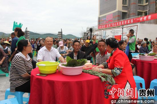 息烽縣領(lǐng)導(dǎo)群眾共度2019年端午節(jié)。