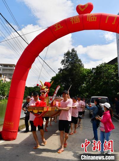 圖為5月29日，長(zhǎng)樂(lè)江田鎮(zhèn)村民們推著新龍舟前行?！埍?攝