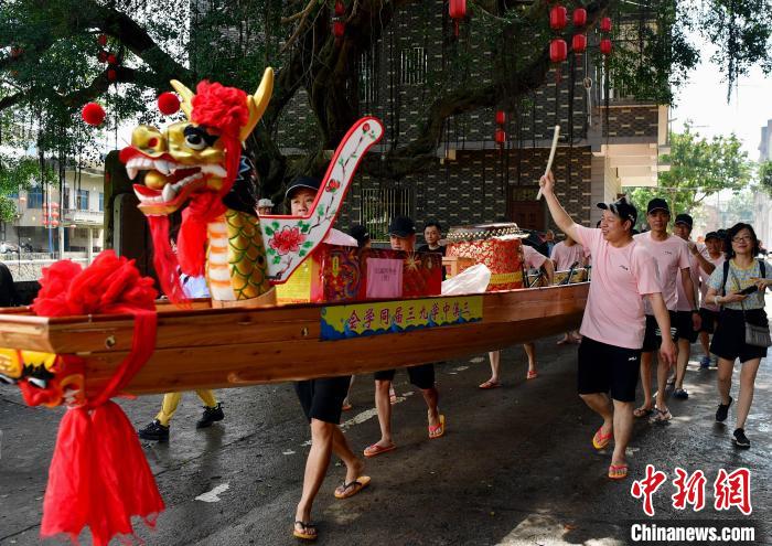 圖為5月29日，長(zhǎng)樂(lè)江田鎮(zhèn)村民們推著新龍舟前行?！埍?攝