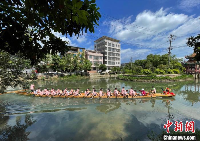圖為5月29日，長(zhǎng)樂(lè)江田鎮(zhèn)新龍舟入水后在水中劃行?！埍?攝