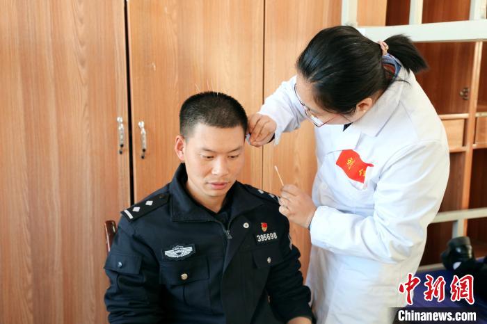 圖為專家現(xiàn)場問診?！「駸?攝