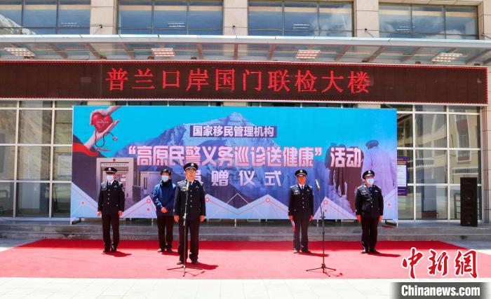 圖為捐贈儀式現(xiàn)場。　格熱 攝
