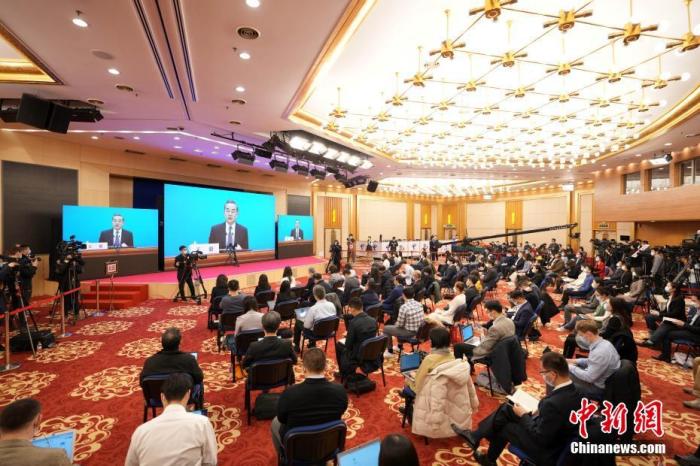 圖為記者在梅地亞中心多功能廳采訪。<a target='_blank' ><p  align=