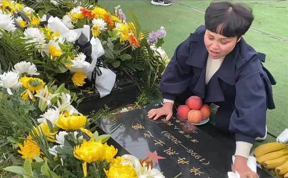 悼念戍邊烈士王焯冉：全國各地近五萬人自發(fā)獻(xiàn)花祭英烈，奶奶仍在等孫子回家