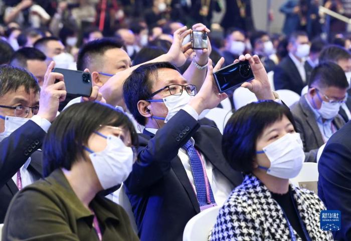 11月9日，參會(huì)者在開(kāi)幕式現(xiàn)場(chǎng)拍照。當(dāng)日，2022年世界互聯(lián)網(wǎng)大會(huì)烏鎮(zhèn)峰會(huì)在浙江烏鎮(zhèn)開(kāi)幕。新華社記者 李賀 攝