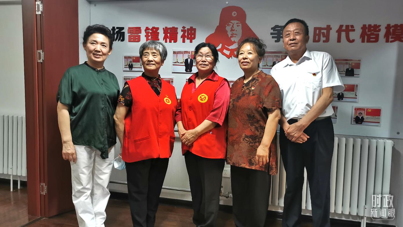 2021年8月，習(xí)近平到承德濱河社區(qū)居家養(yǎng)老服務(wù)中心調(diào)研。這是服務(wù)中心的志愿者代表。（總臺(tái)央視記者覃思拍攝）
