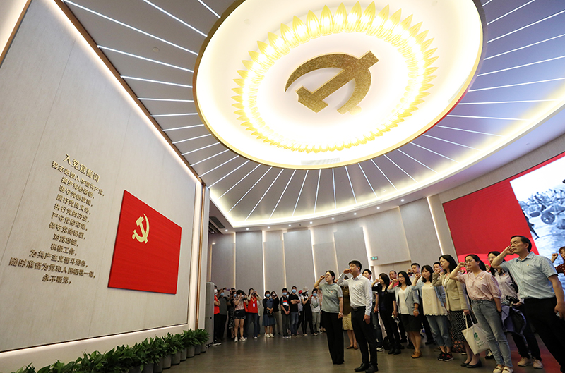 2021年6月3日，黨員在上海中共一大紀(jì)念館重溫入黨誓詞。