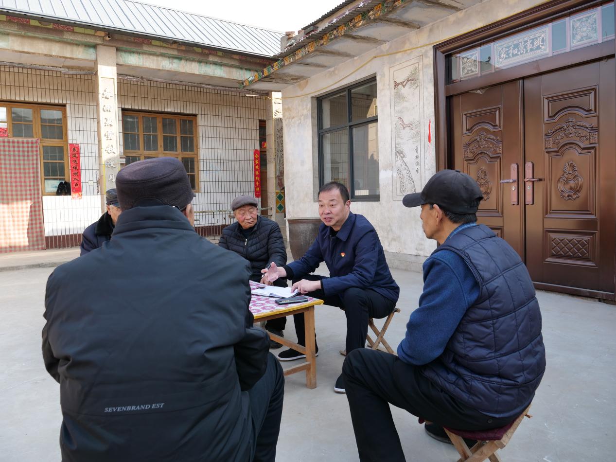 2023年全國(guó)兩會(huì)前夕，全國(guó)人大代表、廣平縣后南陽(yáng)堡村黨支部書記王建廣和村民座談。（受訪者供圖）