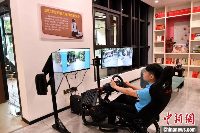 圖為福州中天社區(qū)工作人員正在利用5G技術(shù)，遠(yuǎn)程操控機(jī)器人巡視社區(qū)?！蚊?攝