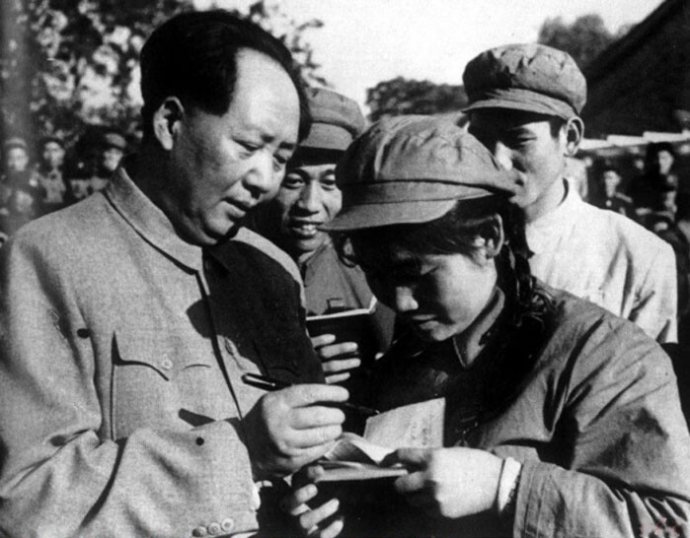 1952年，毛澤東為志愿軍歸國(guó)代表團(tuán)文藝戰(zhàn)士代表謝秀民簽名留念。