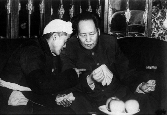 1952年，毛澤東與陜甘寧邊區(qū)勞動模范楊步浩親切交談。